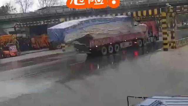 遇到大货车怎么做 开车遇到大货车，记住这3点。#大货车 #懂车小知识