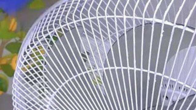 风扇灰尘多，不要再拆开冲洗 了，用这款风扇清洁刷吧，里外 都能刷得干干净净，而且可随意弯曲，橱柜，空