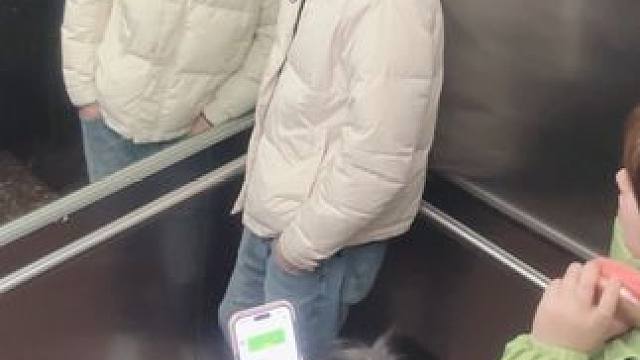 坐电梯遇到一堆“怪人”盯着我看，这是咋回事啊！