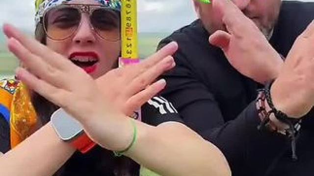 为了让老爸吃上美食，美女居然能让时空静止！ #看一遍笑一遍 #意想不到的结局 #这操作都看傻了 #万