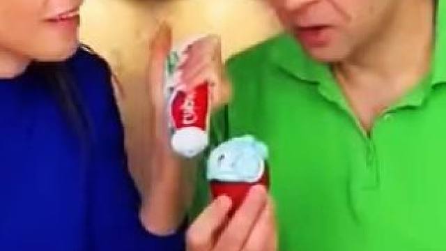 在西红柿上面涂满牙膏，结局让人万万想不到！ #搞笑老外 #老外恶搞 #外国人反应