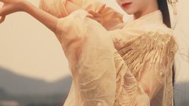 我见青山多妩媚，料青山见我应如是。#汉服之美在华夏 #东方美学 #古风汉服美如画