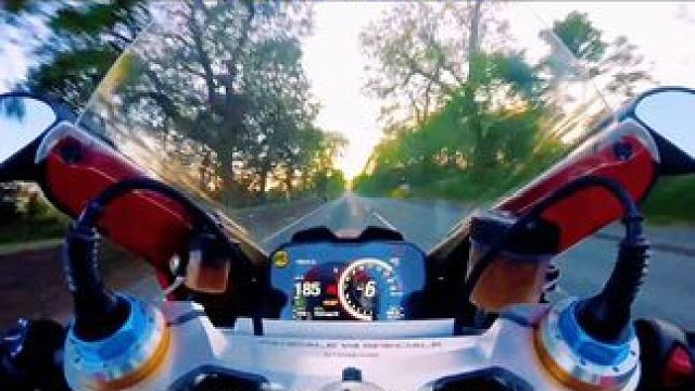 曼岛TT（环岛机车耐久赛）当速度码表到达极限的时候，车手会是什么的心理状态呢？#曼岛tt #压弯 #