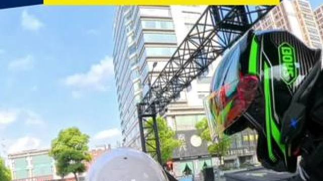 当川崎车主遇到外卖大叔… 无数次被问到这句话了，为啥不买辆小轿车呢？每次都不知道该咋回答…#摩托车 