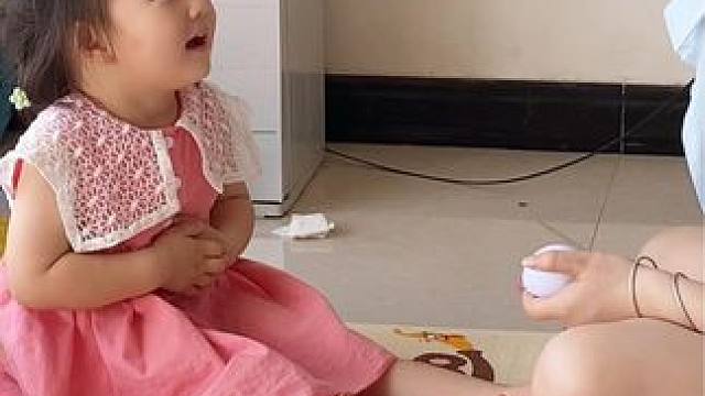 2岁宝宝和妈妈玩球，自己接不住还怪球太笨，一不高兴全家都受连累！#萌娃养成记 #人类幼崽 #人小鬼大