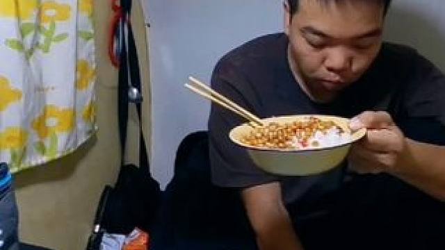 下大雨被困在小房车里哪也去不了，狭窄的空间体现出满满的安全感 #床车生活 #野外露营 #穷游 #拖挂