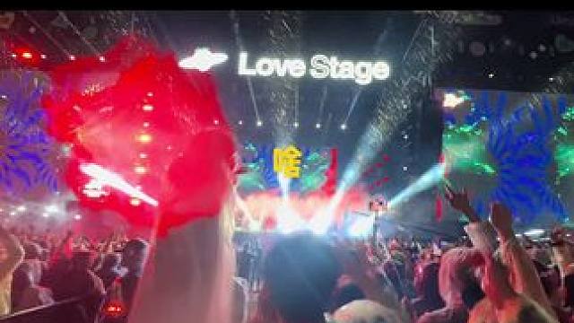 二手玫瑰新疆草莓音乐节现场太high了 #乌鲁木齐草莓音乐节 #草莓音乐节 #感受一下音乐节现场感染