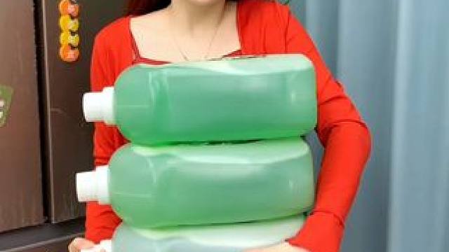 夏天到了，家里怎么能少了这个#拖地花露水  12斤装才12.99，太划算了，随便怎么用都不心疼#家用