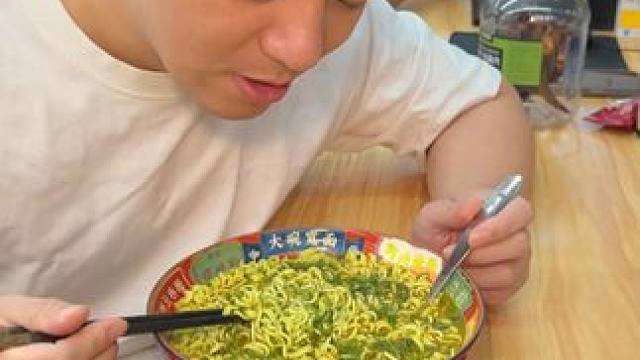 当香菜与面条相遇，便成就了这一碗神奇的#香菜面 #速食美食 #网红泡面 #方便面