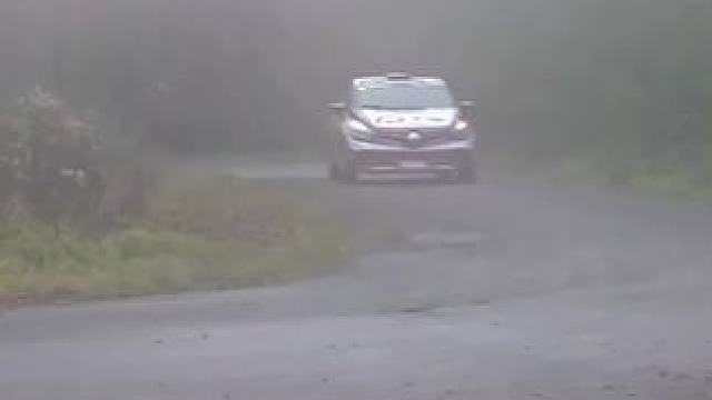 在面对湿滑路面U型弯挑战时，不同的车手和车型呈现出各自独特的过弯姿态#wrc拉力赛