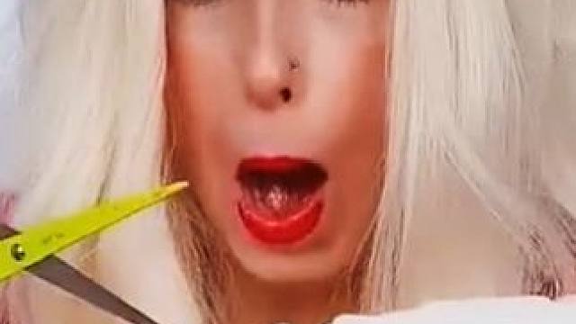 为了躲避保安的检查，把软糖藏进纱布里面！ #搞笑视频 #搞笑配音 #搞笑