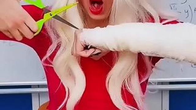 为了躲避保安的检查，把软糖藏进纱布 里面！#看一遍笑一遍 #意想不到的结局 #这操作都看傻了 #万万