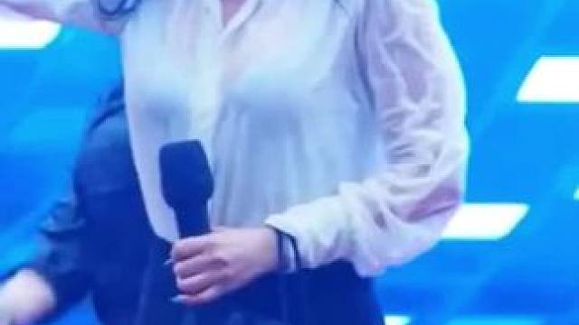 没得黑的一位韩国女星，顶着国内的压力，在我国做了很多公益。基本每次捐款都没少了洪真英。这首《活着》也