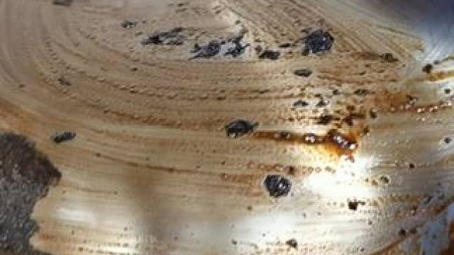 家里锅底油渍清理不掉的，这回有救了