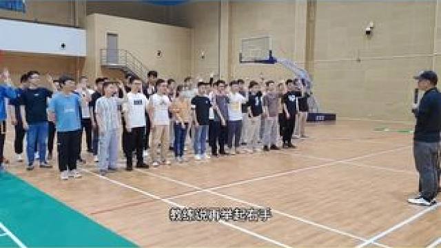 教练说 #教练说#老师说 教练说举起左手，右手，击掌一次，击掌三次，击掌三次，收放下#团建游戏#破冰