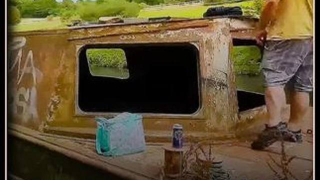 小两口三个月时间改造废弃货船#货船改造 #改造达人