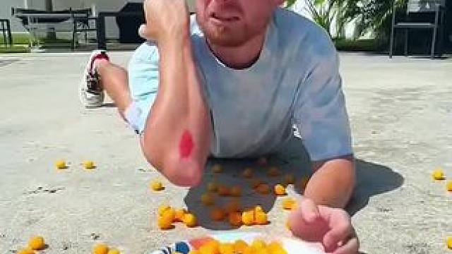 男子端着美食被摔伤，结果儿子一招机智营救！#看一遍笑一遍 #意想不到的结局 #老外真会玩 #万万没想