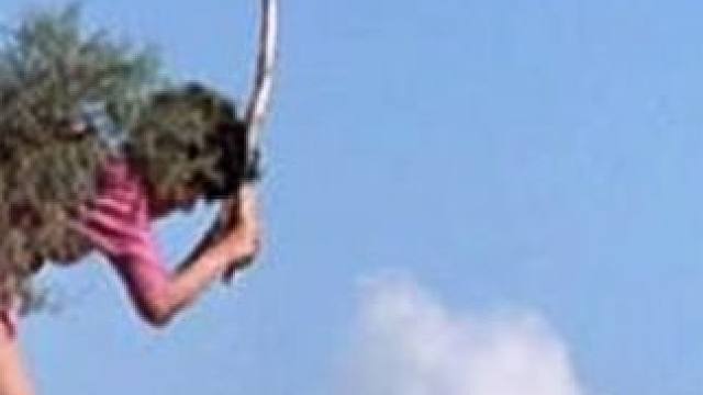 一对男女被困荒漠，假扮母鸵鸟去偷蛋，还被平头哥一路追杀#电影解说