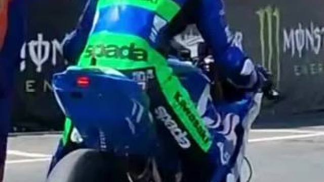 极速高达330km/h，风驰电掣，澎湃声浪，30秒带你领略曼岛TT赛事的激情与速度，感受非凡的刺激人