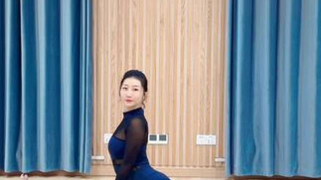 瑜伽一字马怎么都下不去，也许是方法不对。记得按视频里的正确方式练习，事半功倍。#瑜伽 #一字马 #瑜