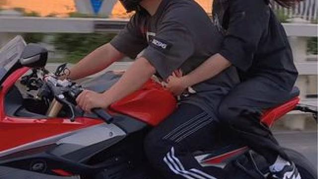 傍晚 机车 在后座抱着最喜欢的人 一起兜风 这一刻真的很幸福#机车 #情侣 #赛550s