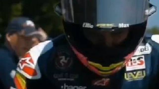 头盔一带谁都不爱#2024曼岛tt 人在前面飞，魂在后面追#曼岛tt #机车 #摩托车