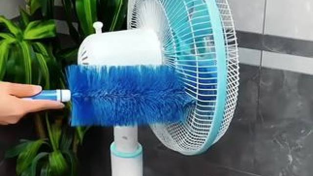 风扇用久了有很多灰尘，试试这个#风扇清洁刷  ，刷毛柔软浓密，边边角角都能清理得更干净。#电风扇  