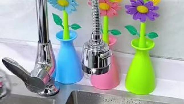 #防溅水龙头  厨房装上这个可以360度旋转防溅水龙头可以两档调节，洗菜、洗碗冲洗水池都很方便，快给