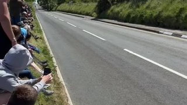 玩的比你狠，站的比你稳#极限运动#速度与激情 #曼岛tt #贴地飞行