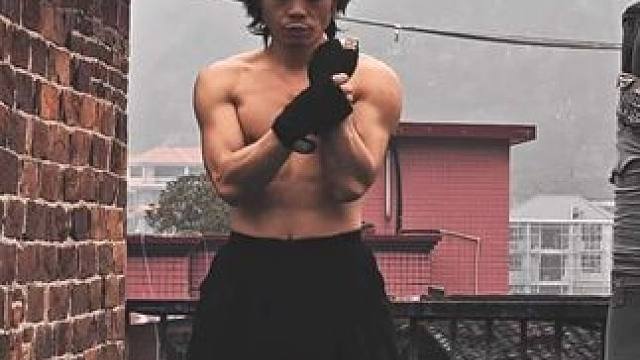 不瞒大伙其实我是练百家拳的，截拳道的步法散打的腿法南拳的劲太极的柔，我们有个中肯又带点邪恶的称呼叫杂