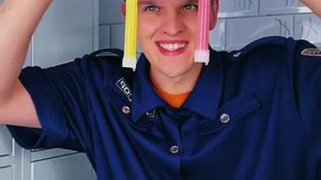 保安玩荧光棒被美女套路，结局让人万万没想到！ #看一遍笑一遍 #意想不到的结局 #这操作都看傻了 #