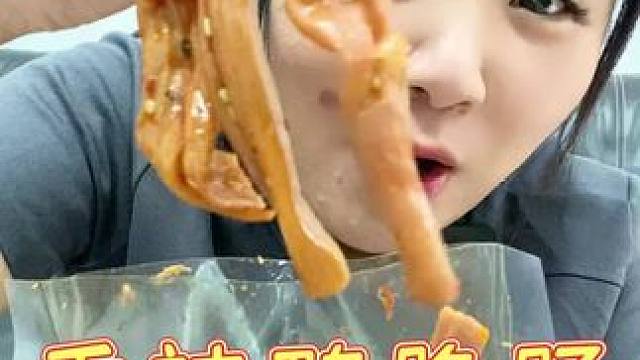 香辣爽口的鸭脆肠，脆嫩爽口，下饭或直接吃都可以！！#鸭脆肠#追剧小零食#无限回购的辣味小零食推荐