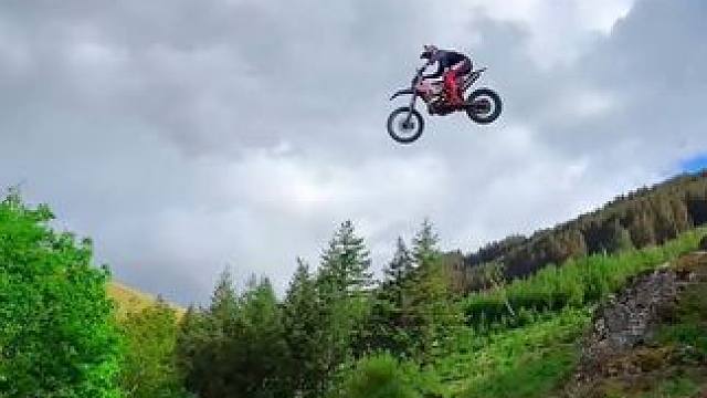 当摩托车学会了轻功#专业动作请勿模仿 #危险动作请勿模仿 #极限运动#摩托车特技