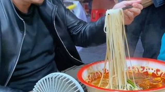 北京帅哥挑战5两螺蛳粉~你们觉得他能挑战成功吗？#螺蛳粉