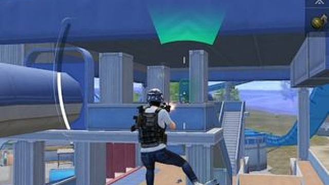 新版本最有趣道具-水动力滑板！ #和平精英体验服 #和平精英夏日模式