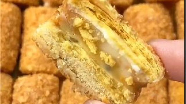 一口下去三重口感，酥脆香醇，真的巨巨巨好吃! #妈呀太香了 #椰黄酥酥 #蛋卷 #吃了还想吃 #办公