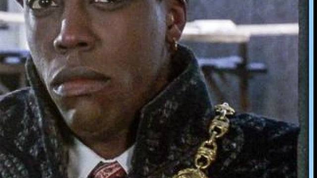 非洲王子为了寻找真爱，跑到贫民窟装穷小子，还去饭店打杂#电影解说