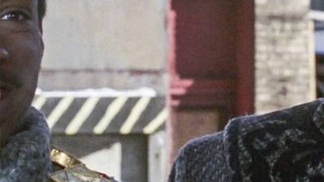 非洲王子为了寻找真爱，跑到贫民窟装穷小子，还去饭店打杂#电影解说