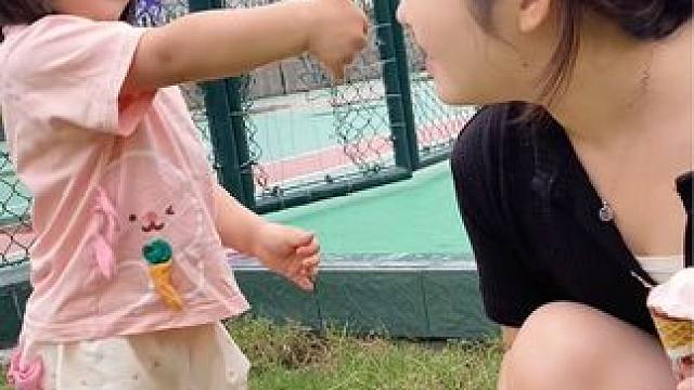 两岁宝宝又给妈妈上了一课，小丫头觉悟高的不是一点#萌娃养成记 #人类幼崽 #人小鬼大的小丫头