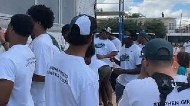 顽皮的AJ布朗，偷袭队友 总是那么有个性和活泼#AJ布朗 #费城 #NFL #超级碗 ##图文伙伴计