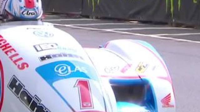 曼岛TT挎抖组，最高平均圈速可达195km/h，车手在弯道处完全依赖于副驾驶的协助，这是一场将生命相