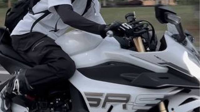 喜欢摩托车的你 现实中是做什么工作呢 