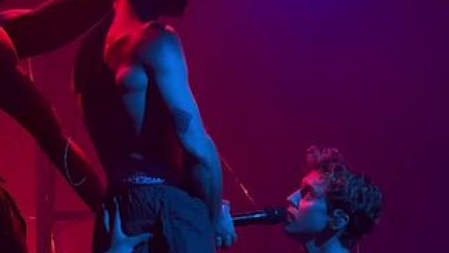 戳爷：我想吃
‍♂️：想吃什么
戳爷：吃鸡爪
‍♂️：把伸出来 #歪果仁真会玩