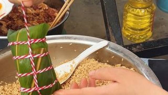 今天蛋黄粽用四角粽的包法来包，今天敲的都是双黄蛋#好学易懂的粽子包法 #纯手工 #端午节粽子