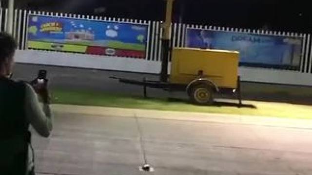 面对乌漆麻黑的U型弯，WRC四大神车及车手展现了各自独特的过弯技巧，每一次的入弯都完美地体现了他们对