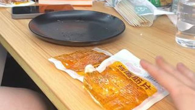 每一片#烤面筋 都裹满了酱汁，Q弹劲道有嚼劲，香香辣辣超好吃#零食推荐 #美食