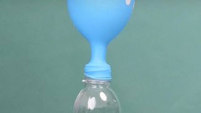 与其让孩子玩手机看电视，不如带他玩真实的#科学小实验 。锻炼动手动脑能力，提升物理化知识与思维#物理