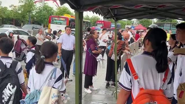 一群小屁孩又放学啦