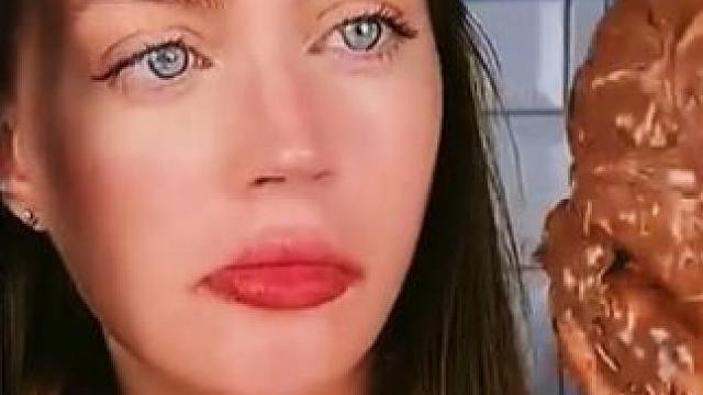 把鸡蛋放进巧克力酱里，没想到最后居然变异了！