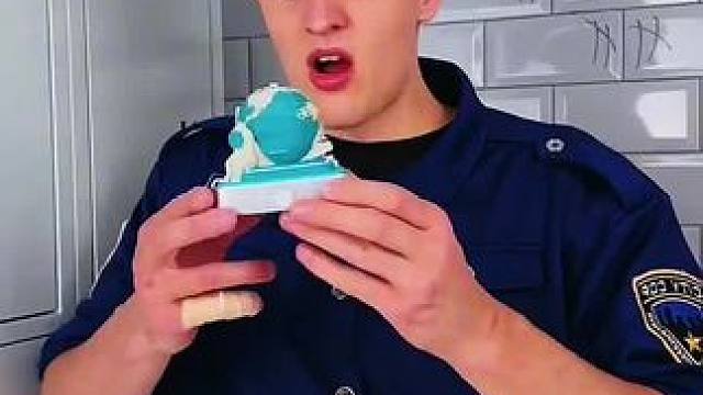 保安用纸片做工艺品，这手法简直太厉害了！ #看一遍笑一遍 #意想不到的结局 #万万没想到 #这操作都